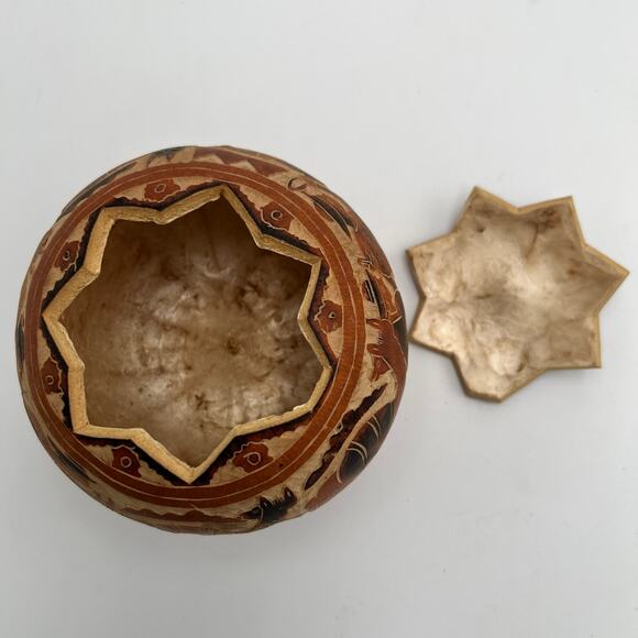 Vintage Hand Carved Peruvian Gourd Box Folk Art Llama Farmer Trinket Artisan - Picture 6 of 9